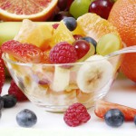 Obstsalat in einer Glasschale arrangiert mit frischen ganzen Früchten